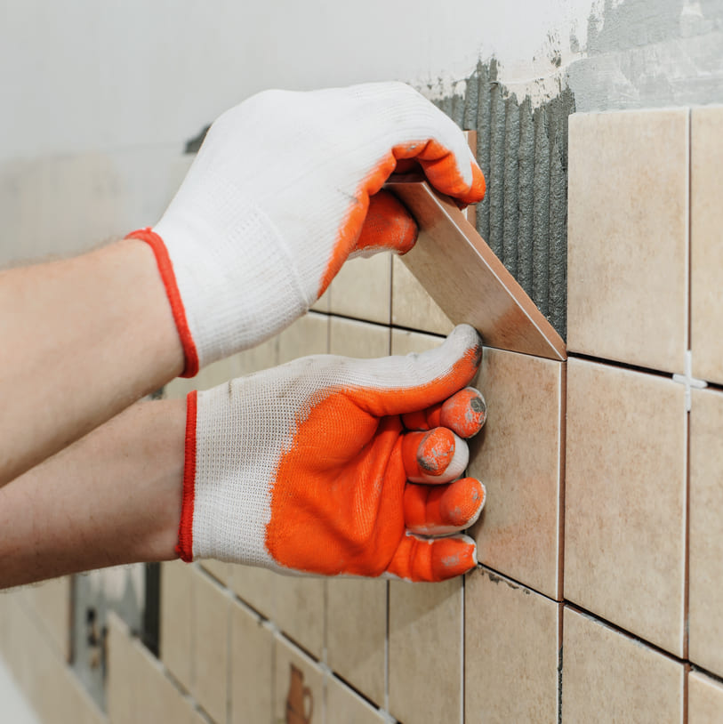 albañil trabajando en pared